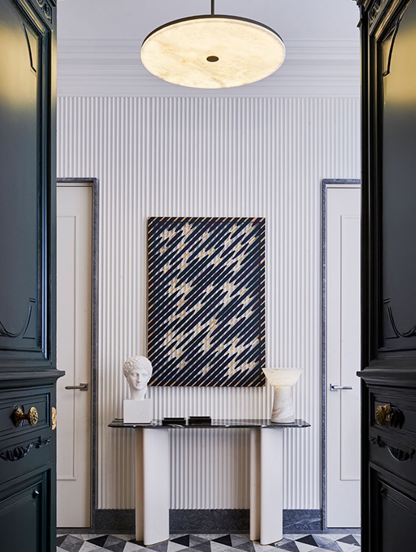 In the entrance, Manhattan pendant light, Gama table lamp and the new MY wall light by Atelier Alain Ellouz. Moonlight console by Charlotte Biltgen